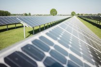 Alemania, Kevelaer, planta solar durante el día - foto de stock