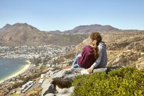 Afrique du Sud, Le Cap, jeune couple assis sur la côte et regardant la vue — Photo de stock