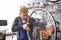Веломеханік у своєму ремонтному магазині, портрет — стокове фото