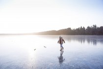 Германия, Бранденбург, озеро Штраусзе, девушка, идущая по замерзшему озеру — стоковое фото