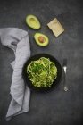 Schüssel Zoodel mit Avocado-Basilikum-Pesto — Stockfoto