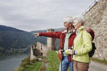 Alemanha, Rheingau, casal sênior feliz olhando para a vista — Fotografia de Stock