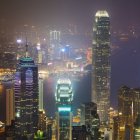 Chine, Hong Kong, Central et Tsim Sha Tsui la nuit — Photo de stock