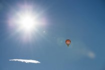 Austria, Salzkammergut, Hot air balloon oin the sun — Stock Photo