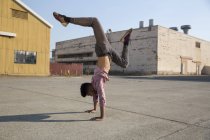 Junger Mann macht Handstand im Freien — Stockfoto