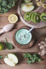 Smoothie vert entouré d'ingrédients — Photo de stock