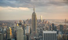 États-Unis, New York, Manhattan, Empire State Building et One World Trade Center en arrière-plan — Photo de stock