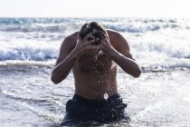 Jeune homme se baignant dans la mer — Photo de stock