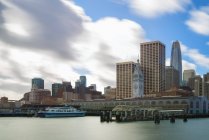 USA, California, San Francisco, Ferry house e Financial District la sera — Foto stock