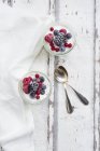 Due bicchieri di yogurt greco con bacche congelate — Foto stock