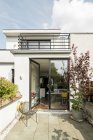 Alemania, Colonia, casa moderna y balcones - foto de stock