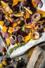 Гарбуз panzanella, хліб салат з гарбуза, цибуля, помідори, виноград і інжир — стокове фото