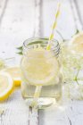 Vaso de sémola casera con rodajas de limón - foto de stock