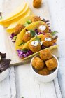 Tacos con insalata mista, patato dolce Falafel, carota, cavolo rosso, salsa allo yogurt, prezzemolo e sesamo nero — Foto stock