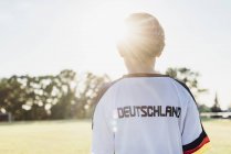 Menino vestindo camisa de futebol com a Alemanha escrito nas costas — Fotografia de Stock