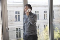 Homme d'affaires utilisant un smartphone à la maison — Photo de stock