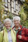 Германия, Рюдесхайм, портрет улыбающейся пожилой пары на открытом воздухе — стоковое фото
