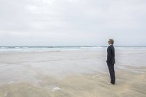 Reino Unido, Cornwall, Hayle, empresário em pé na praia e olhando para a vista — Fotografia de Stock