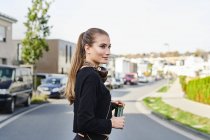 Усміхнений спортивний молодий жінка на вулиці в місті — стокове фото