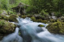 Áustria, Golling, moinho de água e água corrente do rio — Fotografia de Stock
