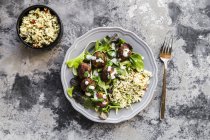 Teller Falafel, Salat, Joghurtsoße mit Minze und Tabbouleh — Stockfoto