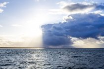 Germania, Meclemburgo-Pomerania occidentale, Prerow, Mar Baltico, nuvole e sole — Foto stock