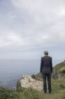 Royaume-Uni, Cornouailles, Gwithian, homme d'affaires debout sur la côte et regardant la vue — Photo de stock