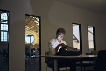 Empresário olhando em brilhante pasta na sala de conferências do escritório moderno — Fotografia de Stock