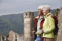 Alemanha, Rheingau, casal sênior feliz olhando para a vista — Fotografia de Stock