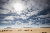 Espanha, Ilhas Canárias, Fuerteventura, Parque Natural de Corralejo, pessoa pequena em pé na duna — Fotografia de Stock