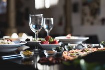 Італійська кухня, піца, салати і різотто — стокове фото