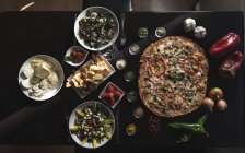 Cucina italiana, pizza, insalate e snack — Foto stock