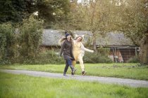 Deux femmes heureuses marchant dans un paysage rural — Photo de stock