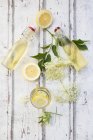 Sirop de sureau maison, tranches de citron, feuilles et sureau — Photo de stock