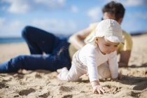 Spagna, Lanzarote, bambina che striscia sulla spiaggia — Foto stock