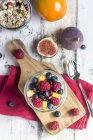 Bicchiere di yogurt naturale con muesli e frutta varia — Foto stock
