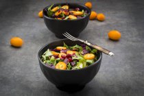 Schüssel mit gemischtem grünen Salat mit Rotkohl, Kumquat und Granatapfelkernen — Stockfoto