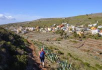 Spagna, Isole Canarie, La Gomera, Valle Gran Rey, Arure, vista posteriore di escursionismo donna matura — Foto stock