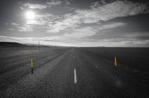 Islândia, sul da Islândia, estrada circular vazia — Fotografia de Stock