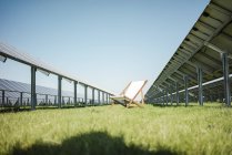 Alemania, Kevelaer, planta solar y tumbona de playa - foto de stock