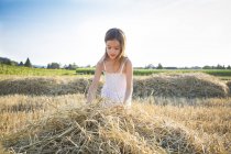 Kleines Mädchen steht auf abgeerntetem Feld — Stockfoto