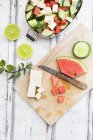 Boîte à lunch, préparation de salade de pastèque avec feta, concombre, ment et vinaigrette au citron vert — Photo de stock