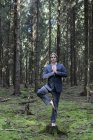 Geschäftsmann praktiziert Yoga im Wald — Stockfoto
