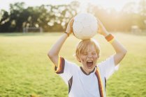 Junge im deutschen Fußballtrikot schreit vor Freude — Stockfoto