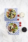 Dos tazones de ensalada griega sobre la mesa - foto de stock