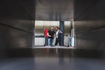 Dois homens com prancheta falando no chão da fábrica — Fotografia de Stock