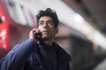 Портрет людини по телефону, що чекає на платформі — стокове фото