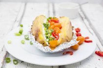 Gebackene Patato mit Quark und Schnittlauch, Paprika, Tomaten und Frühlingszwiebeln — Stockfoto