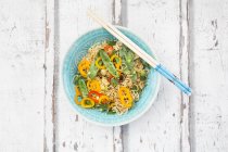 Ciotola di tagliatelle mie con verdure — Foto stock