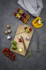 Zubereitung vegetarischer Grillspieße — Stockfoto